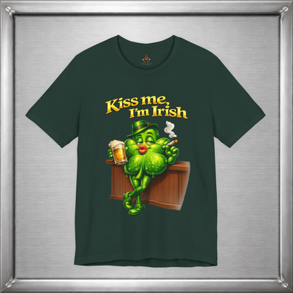 Kiss Me, I’m Irish – Shamrock Bar Humor Graphic T-Shirt